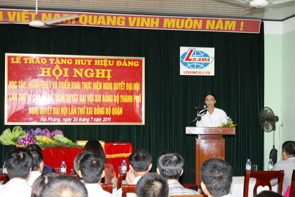 Trao Huy hiệu 30 năm tuổi Đảng đợt 19/5 cho 3 đồng chí Đảng viên Trao Huy hiệu 30 năm tuổi Đảng đợt 19/5 cho 3 đồng chí Đảng viên