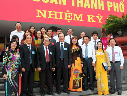 images870939_Bi_thu_thanh_uy_voi_cac_dai_bieu_du_dai_hoi.jpg