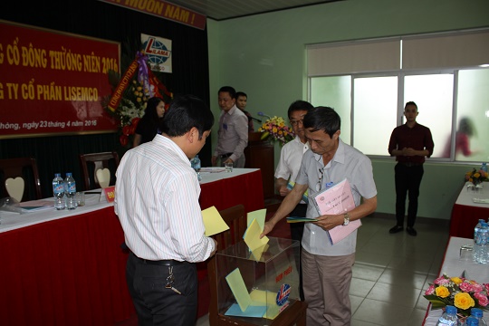08.Dai bieu bo phieu bau.JPG