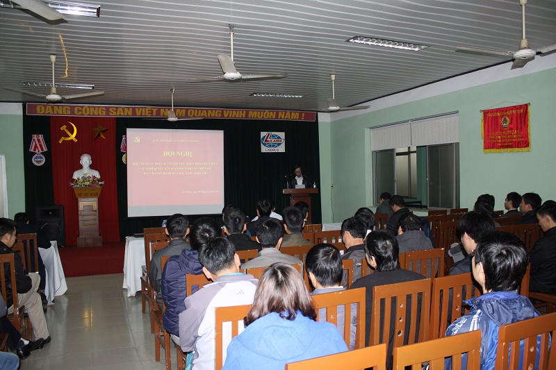 Dai bieu den du hoi nghi.jpg Dai bieu den du hoi nghi.jpg